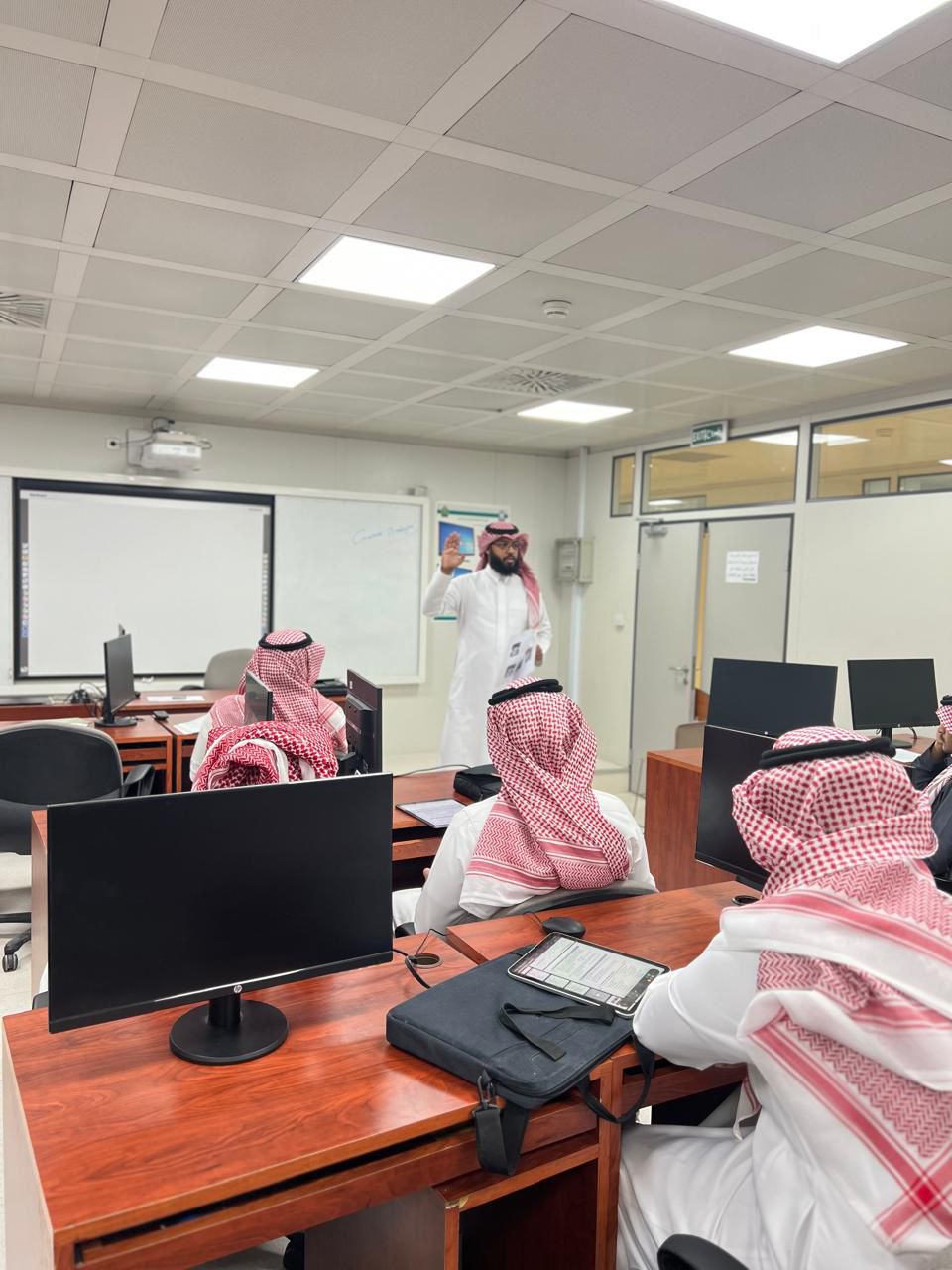 فصل تفاعلي مع المعلم في معمل الحاسب